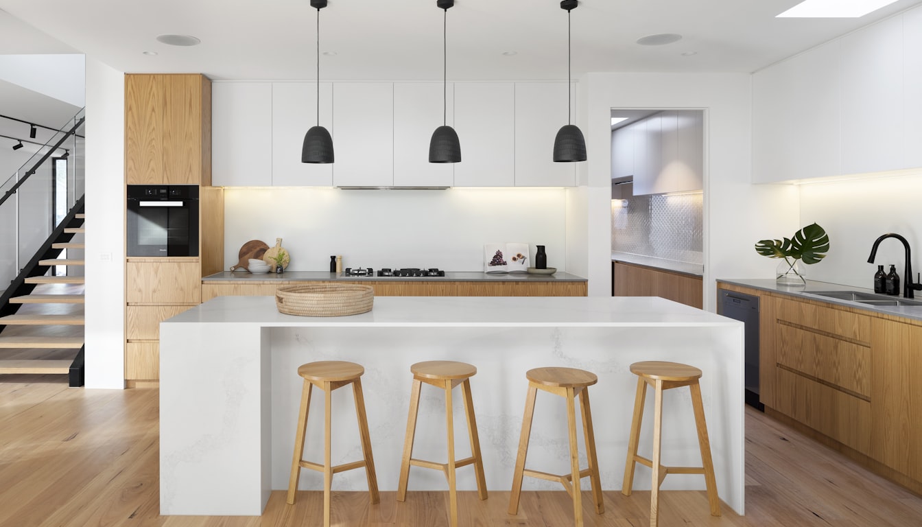 Mur en peinture ardoise avec menu écrit à la craie dans une cuisine