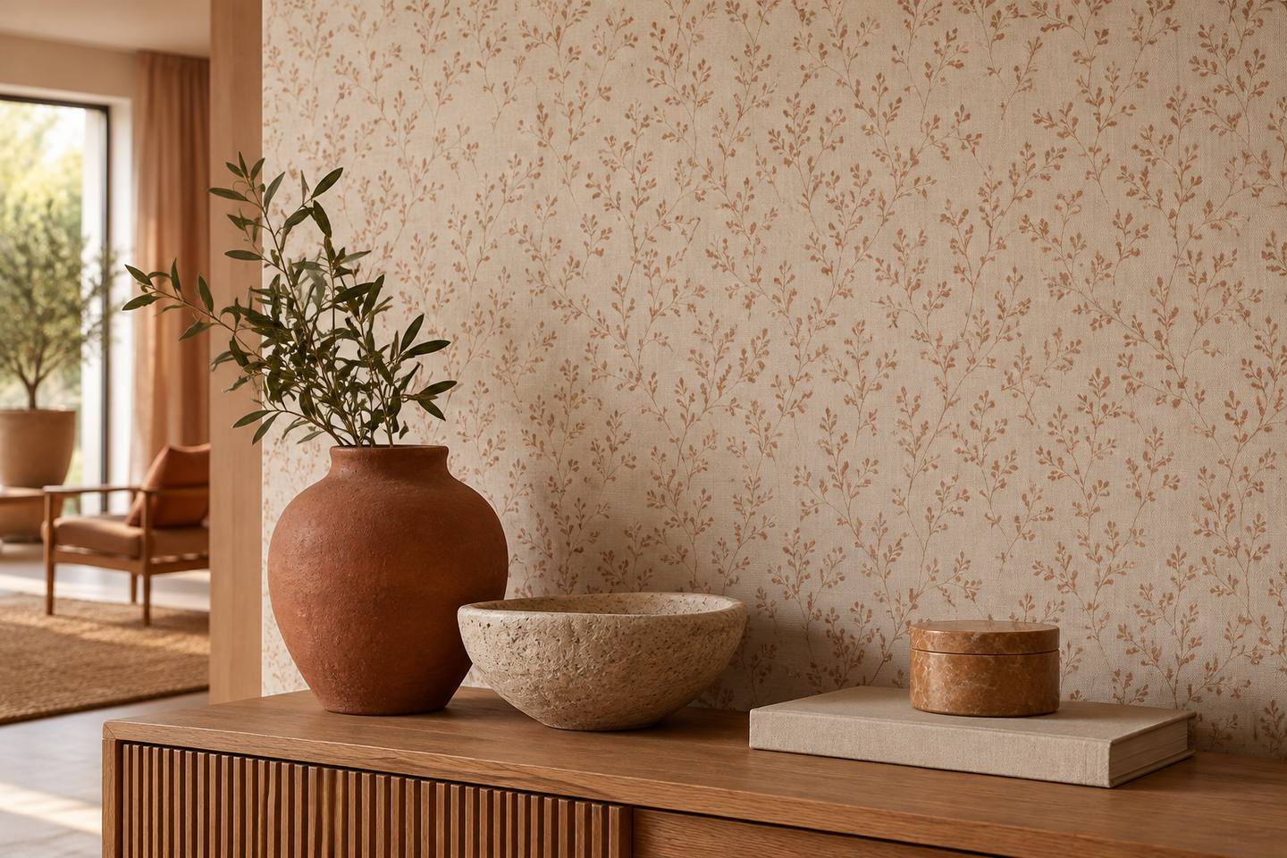 Un mur couvert d'un papier peint à motif discret, vu de près